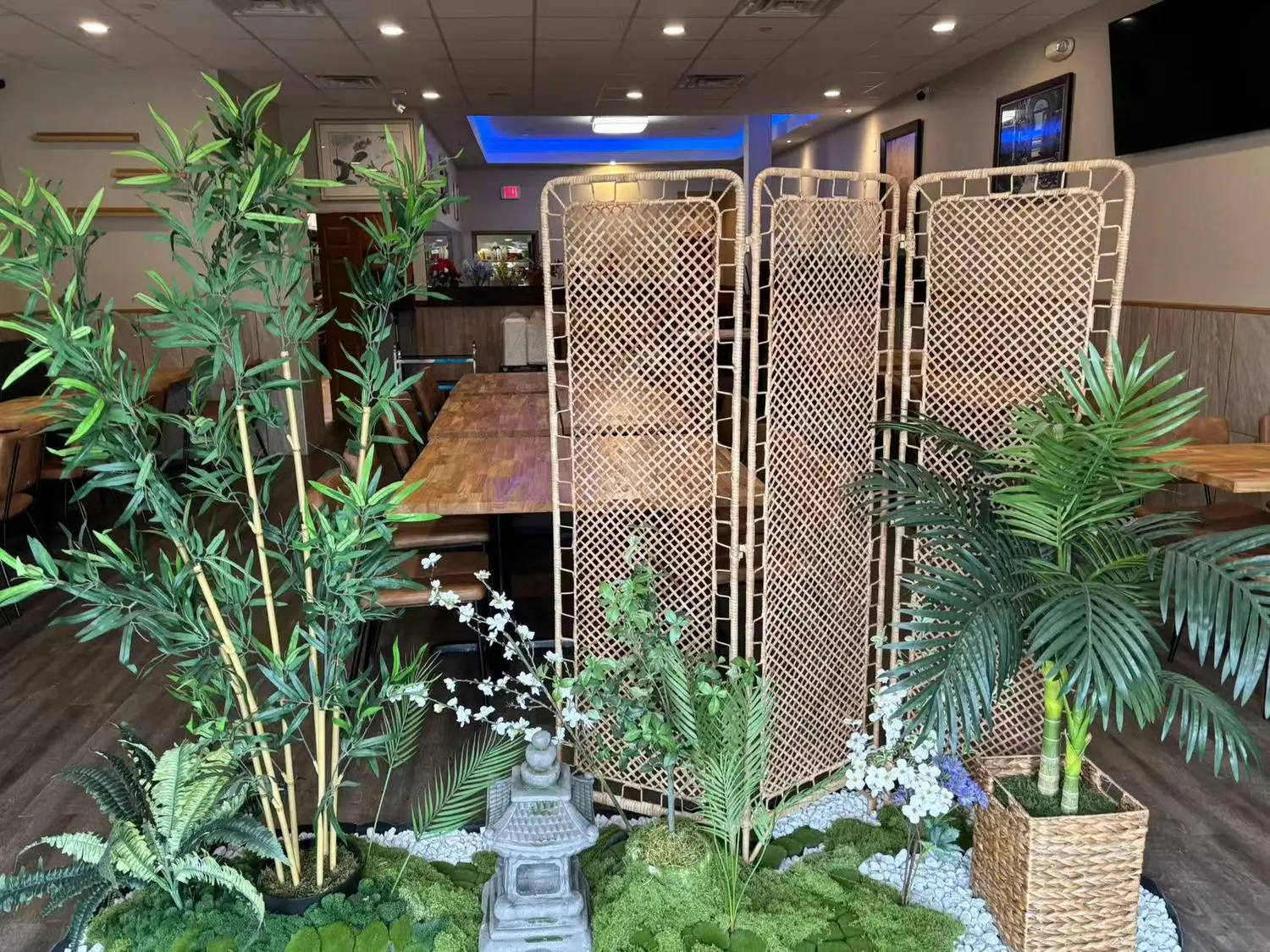 Chef-X-Chinese-restaurant-Restaurant-Screen-with-Greenery-NJ Restaurant Screen with Greenery shows a screen area in the restaurant with green plants, moss, stones and a stone lantern in the foreground at Chef X, a Chinese restaurant in NJ